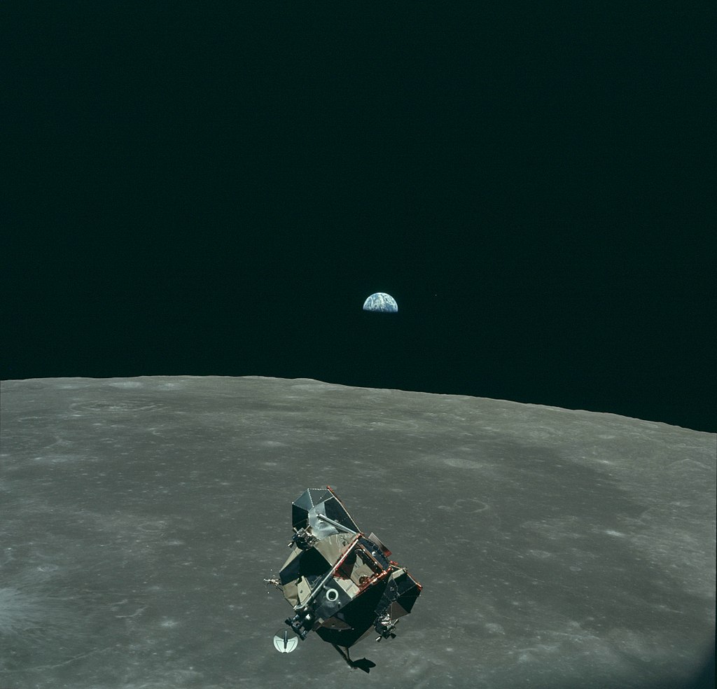 Le LEM ramène les astronautes a bord du vaisseau apollo, durant la mission apollo 11.